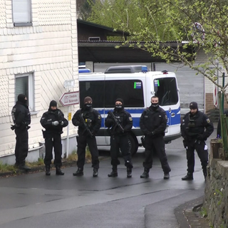 Die Polizei im Westerwald hat bereits am Donnerstag vor Ostern mit einem Großaufgebot erneut nach dem mutmaßlichen Dreifachmörder von Weitefeld gesucht. Ohne Erfolg, wie ein Polizeisprecher mitteilte.