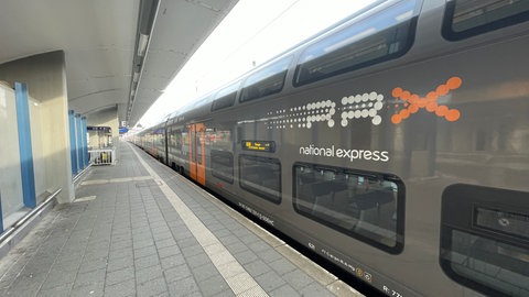Ein Regionalexpress der Linie RE5 steht im Koblenzer Hauptbahnhof.