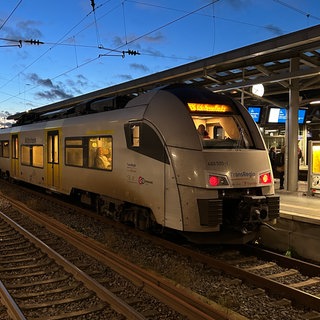 Ein Zug der Linie RB26 der Mittelrheinbahn im Bahnhof Remagen auf der Fahrt in Richtung Köln.