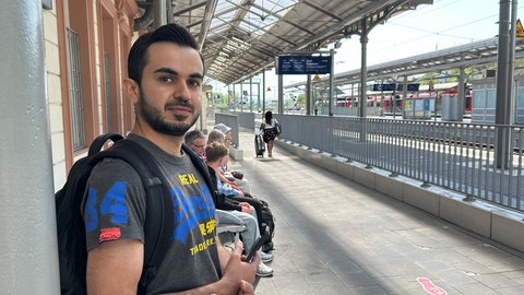 Hokar Osman arbeitet in einem Restaurant in Bonn. In den nächsten zwei Wochen fährt er mit dem Ersatzbus zur Arbeit.