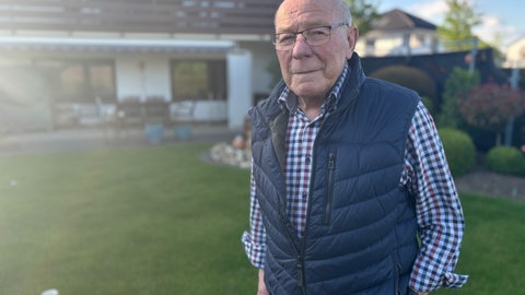 Zeitzeuge des Zweiten Weltkrieges Heinz Schäfer steht vor einem Haus