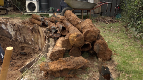 Ein Haufen verrosteter Patronenhülsen für eine 8,8 cm Flugabwehrkanone.