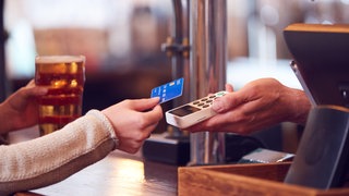 Bezahlen im Restaurant: Viele bieten Karten- und Barzahlung an.