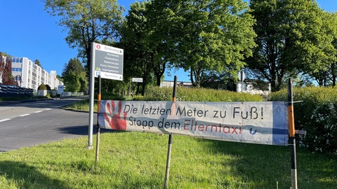 Ein Plakat am Schulzentrum Bad Marienberg soll die Eltern zusätzlich sensibilisieren.