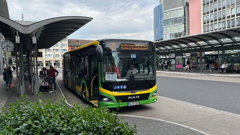 Ein Bus des Schienenersatzverkehrs am Koblenzer Busbahnhof.