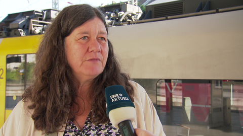 Heidi Larisch aus Andernach am Mainzer Hauptbahnhof vor einem Zug der Mittelrheinbahn.