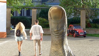 Im Skulpturenpark des Ludwig Museums in Koblenz steht ein Bronzeplastik, die einen übrdimensionierten Daumen darstellt. Es handelt sich um die Skulptur "Le Pouce" des französischen Bildhauers César.