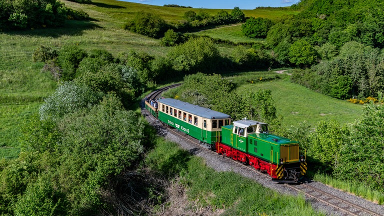 Mit einer Sonderfahrt für Ehrengäste ist die historische Diesellok D4 auf die Brohltalbahn zurückgekehrt. Sie war 36 Jahre lang in der Schweiz im Einsatz. Das Foto zeigt den Sonderzug des "Vulkanexpress" zwischen Brenk und Engeln.