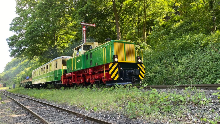 Mit einer Sonderfahrt für Ehrengäste ist die historische Diesellok D4 auf die Brohltalbahn zurückgekehrt. Sie war 36 Jahre lang in der Schweiz im Einsatz. Das Foto zeigt den Sonderzug des "Vulkanexpress" bi der Ausfahrt aus dem Bahnhof Brohl.