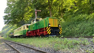 Mit einer Sonderfahrt für Ehrengäste ist die historische Diesellok D4 auf die Brohltalbahn zurückgekehrt. Sie war 36 Jahre lang in der Schweiz im Einsatz. Das Foto zeigt den Sonderzug des "Vulkanexpress" bi der Ausfahrt aus dem Bahnhof Brohl.