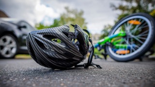 Bei einem Fahrradunfall auf der B9 in Boppard sind drei Personen schwer verletzt worden (Symbolbild).