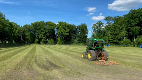 Ein Traktor fährt über den Sportplatz des SV Binningen