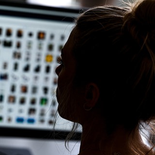 Ermittlerin vor einer Internetseite mit Kinderpornografie - hier könnte künftig KI bei der Datenauswertung helfen.