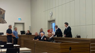 Die beiden mutmaßlichen Täter im Fall um die zwei Leichen am Rodder Maar müssen sich vor dem Landgericht Koblenz verantworten.