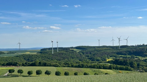 Rund um Kaisersesch in der Eifel stehen viele Windräder, die grünen Strom produzieren.