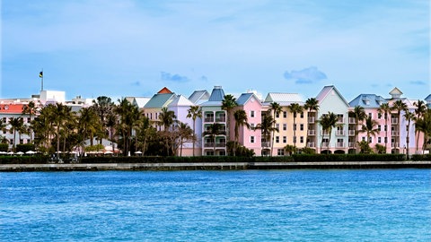 Eine Uferpromenade in Nassau auf den Bahamas: Die Stadt Nassau an der Lahn hat sich für eine Städtepartnerschaft entschieden. 