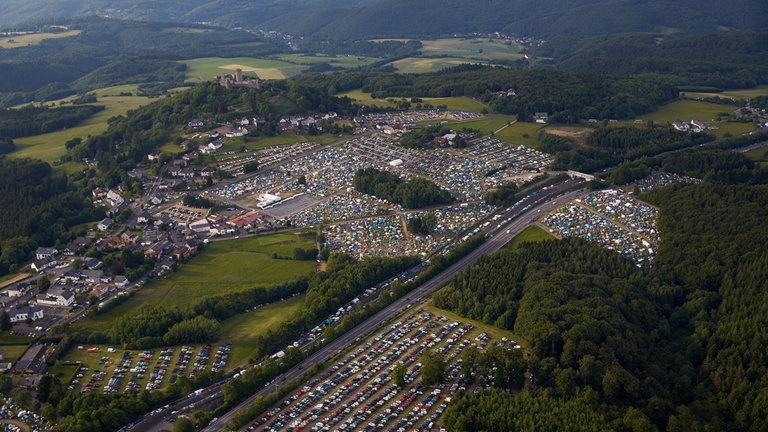 Die Luftaufnahme aus dem Jahr 2014 zeigt die Zeltstädte bei Rock am Ring rund um den Nürburgring.