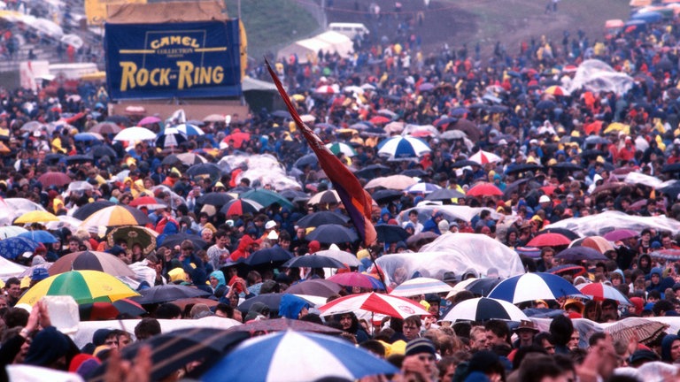 Schlechtes Wetter beim dritten Rock am Ring 1987: Das macht den Fans aber nichts aus.