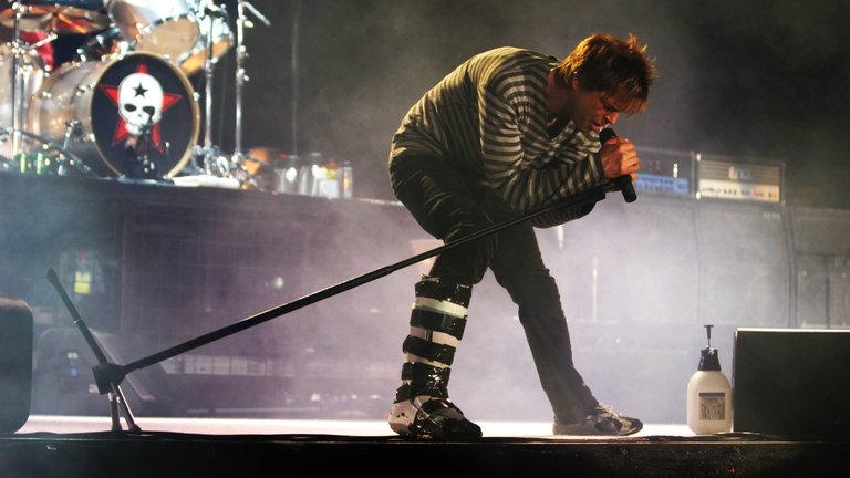 Der Sänger Campino steht 2008 mit Gipsfuß auf der Bühne bei Rock am Ring am Nürburgring.