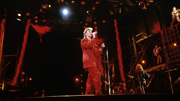 Rockmusiker David Bowie während seines Auftritts beim Festival "Rock am Ring" auf dem Nürburgring am 07.06.1987. 