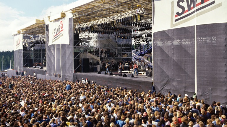 1988 kommen nur noch rund 30.000 Fans zu Rock am Ring in die Eifel. Zum ersten Mal ist der damalige Südwestfunk mit seiner Jugendwelle SWF3 dabei. 