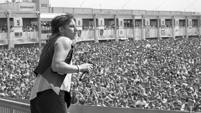 Auch die italienische Rockröhre Gianna Nannini ist 1985 beim allerersten Rock am Ring vor 40 Jahren in der Eifel dabei.