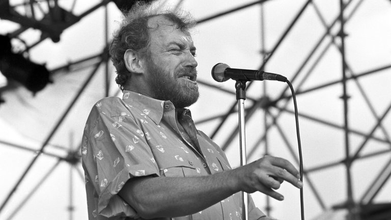 Joe Cocker begeistert 1985 beim allerersten Rock am Ring am Nürburgring die mehr als 70.000 Fans.