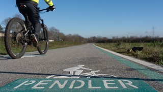 Ein Radfahrer fährt bei Bingen über den ersten Abschnitt der neuen Pendler-Radroute zwischen Bingen und Mainz, es seit Ende 2024 gibt. Ähnliche Pendler-Radrouten könnte es auch zwischen Koblenz, Boppard und Bad Ems geben. 