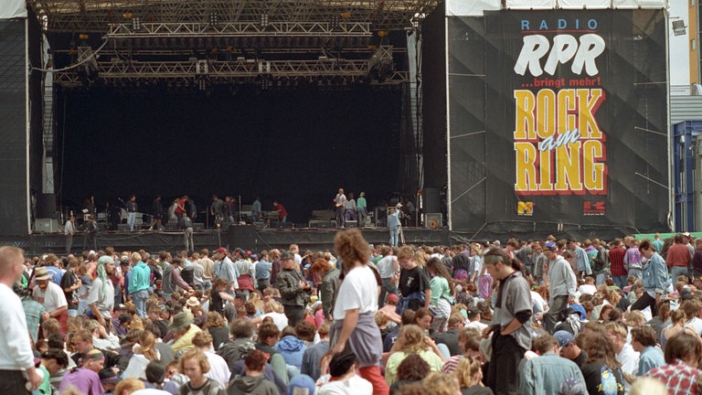 Fans bei Rock am Ring 1993 in der Eifel. In diesem Jahr gab es erstmals auch ein Zwillings-Festival, das später zu Rock im Park in Nürnberg wurde.