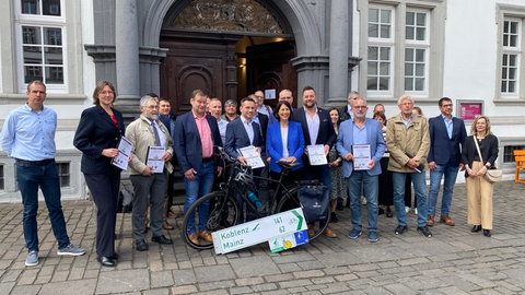 Viele Menschen vor dem Rathaus Koblenz: Dort ist die Machbarkeiststudie zu den Pendler-Radrouten von Koblenz nach Boppard und Bad Ems vorgestellt worden. 