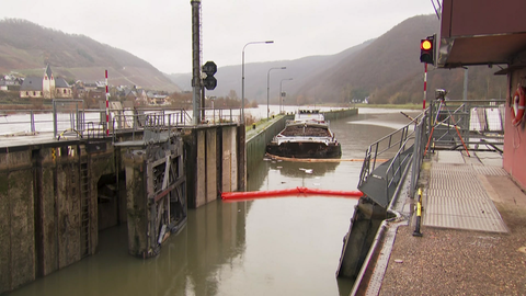 Der Schiffsführer, der den Unfall an der Moselschleuse Müden verursacht hat, muss eine Geldstrafe zahlen.
