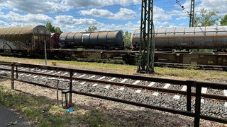 Bahngleise mit Güterzügen bei Kasbach-Ohlenberg, wo an Christi Himmelfahrt ein 19-Jähriger einen tödlichen Stromschlag erlitt