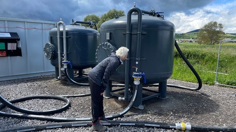 Gut drei Monate nach dem Ölunfall bei den "Thürer Wiesen" schaut sich Tanja Stromberg von der Stiftung für Natur und Umwelt im Landkreis Mayen-Koblenz die Lage vor Ort an. Die Aktivkohle-Wasserfilteranlage, die nach dem Unfall aufgestellt worden war, wird demnächst wieder abgebaut, da sie nach Angaben der Stiftung nicht mehr nötig ist.