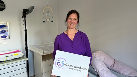 Hebamme Katharina Bonn steht in einem Sprechstundenzimmer der neuen Hebammenambulanz Hachenburg. Ab dem 1. Juni wird sie hier Frauen betreuen, die noch keine Hebamme gefunden haben.