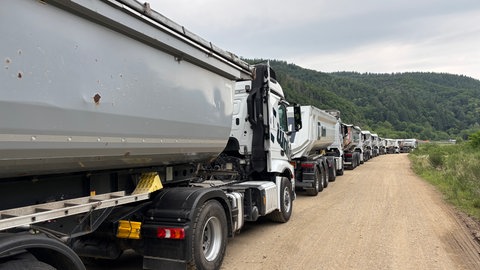 Pro Tag werden 70 Lkw-Ladungen Erdmasse aus Ahrbrück abtransportiert. Ein kleiner Teil davon ist kontaminiert und muss auf spezielle Müll-Deponien gebracht werden.