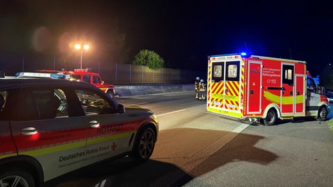 Rettungswagen und Polizei am Unfallort auf der A3 bei Windhagen - dort kam ein Autofahrer ums Leben.