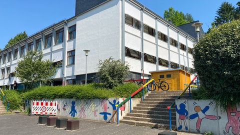 Außenansicht der Grundschule Vallendar - sie benötigt dringend neue Fenster für mehr Hitzeschutz.