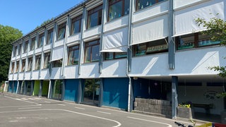 Außenansicht der Grundschule Vallendar, die dringend bessere Fenster zum Hitzeschutz benötigt.