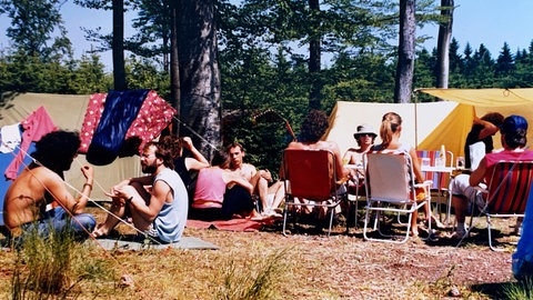 Stephan Fahrig aus der SWR1-Musikredaktion (grauer Fischerhut) war beim ersten Rock am Ring-Festival dabei. 