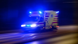 Ein Rettungswagen eilt zum Unfallort. Bei einem Unfall bei Oberdreis ist ein 21-Jähriger gestorben. (Symbolbild)