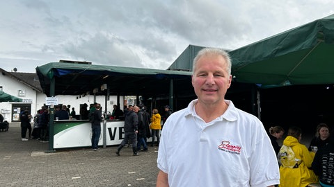 Steffen Fischer vor dem Festzelt in dem die bekannte Warm-Up Party stattfindet