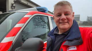 Uwe Oster arbeitet als ehrenamtlicher Mitarbeiter beim Malteser Hilfsdienst in Neuwied und transportiert Organspenden durch ganz Deutschland. 