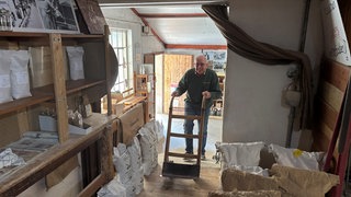 Rainer Mosen verlädt gerade Mehlsäcke.