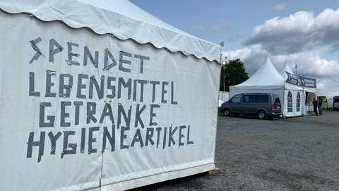 Die Lebensmittel wurden von Freiwilligen der Initiative foodsharing.de in Zelten gesammelt.
