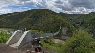 Fotomontage einer Hängeseilbrücke über die Ahr