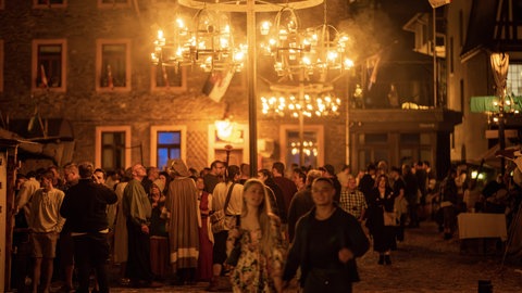 Kronleuchter mit Kerzen trage beim Spectaculum zur Atmosphäre bei