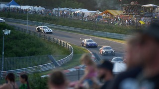 Am Abend passiert das Starterfeld den Streckenabschnitt Brünnchen beim 24h-Rennen auf dem Nürburgring.