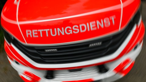 Rettungswagen mit der Aufschrift Rettungsdienst - in Cochem hat ein führerloses Auto eine Frau und ein Kleinkind angefahren.