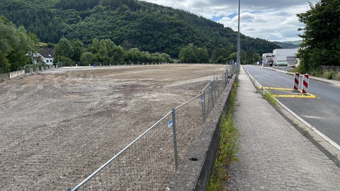 Ebene Fläche neben einer Straße in Ahrbrück - hier soll ein neues Wohnaquartier entstehen.