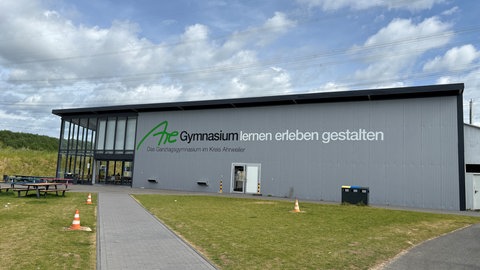 Ein riesiger Mensa-Container auf dem Gelände des Are Gymnasiums in der Grafschaft, wo die Schülerinnen und Schüler in ihrer Pause etwas essen können.
